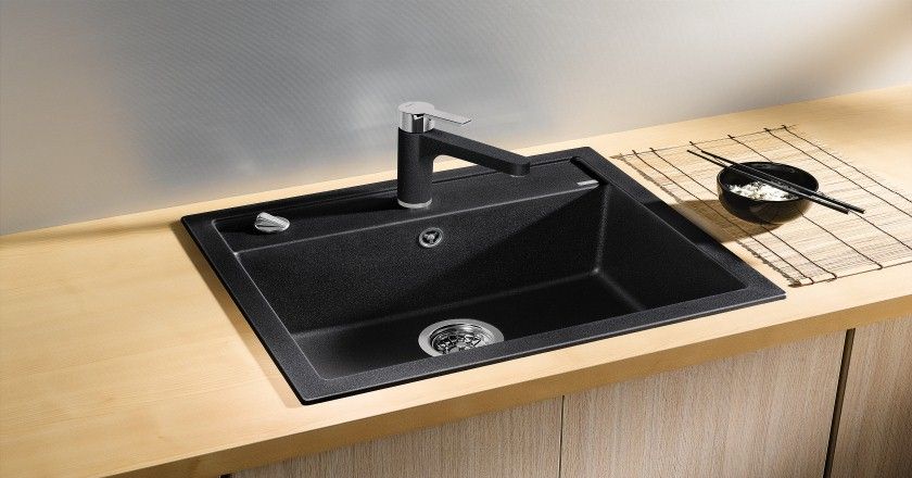 ein schwarzes Spülbecken