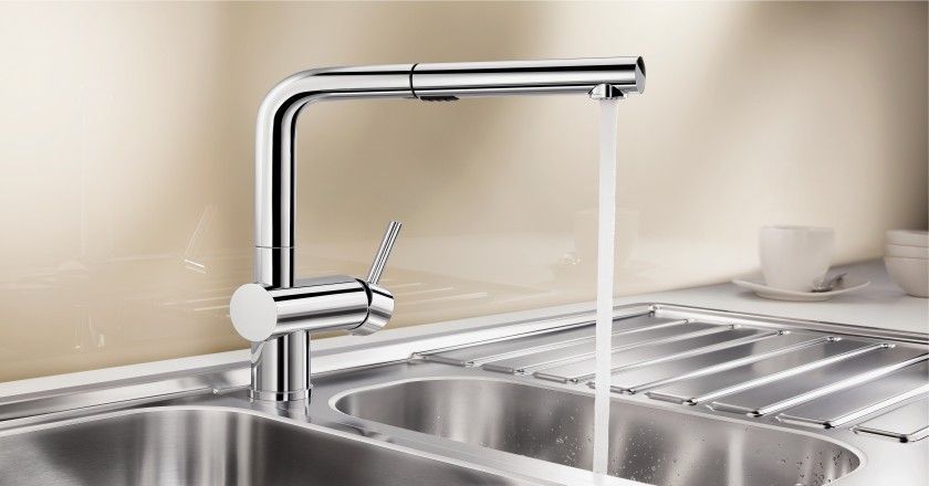 ein Waschbecken mit einem Wasserhahn