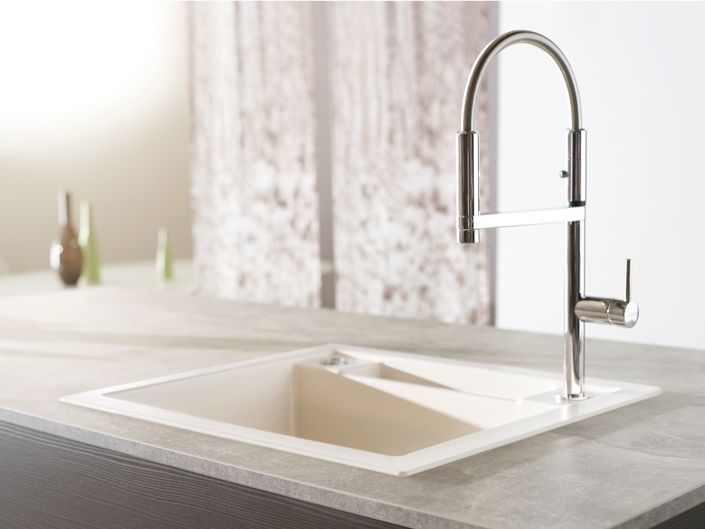 eine Küche mit einem Waschbecken und einem Wasserhahn