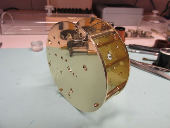 The acid damage from previous, improper work on the movement mechanism is still clearly evident on the plates. In this case, a slightly abrasive surface treatment is absolutely essential in order to restore the material to its original colour.