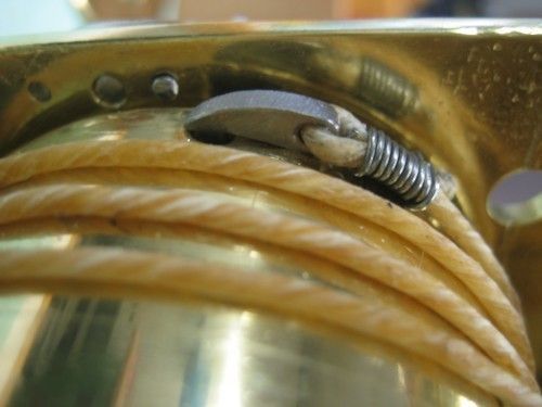 Pour apporter une solution de remplacement acceptable à la chaîne motrice, j’ai opté pour de la corde en boyau munie d’un crochet spécialement confectionné en acier argenté: