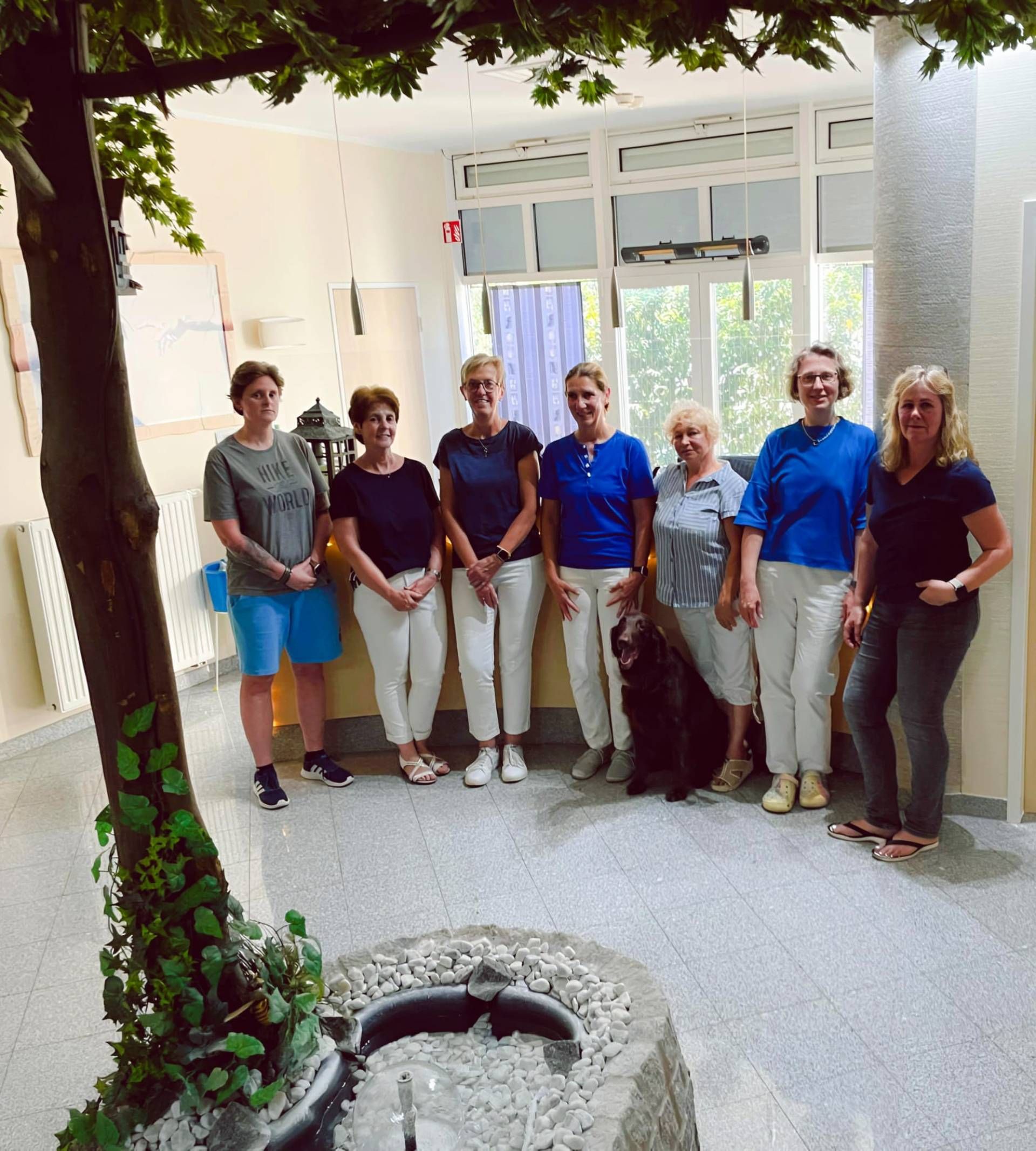 Britta Biersch Therapiezentrum Erft -  Das Team des Therapiezentrums posiert für ein Gruppenfoto