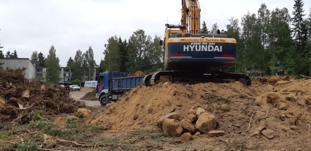 Sisu + Hyundai kaivuri