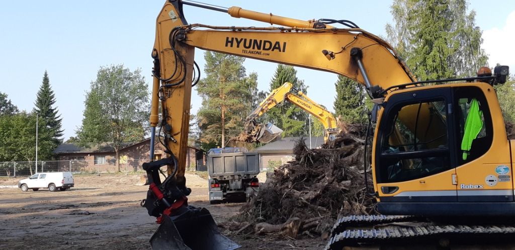 Työmaa 2 kpl Hyundai kaivuri ym.