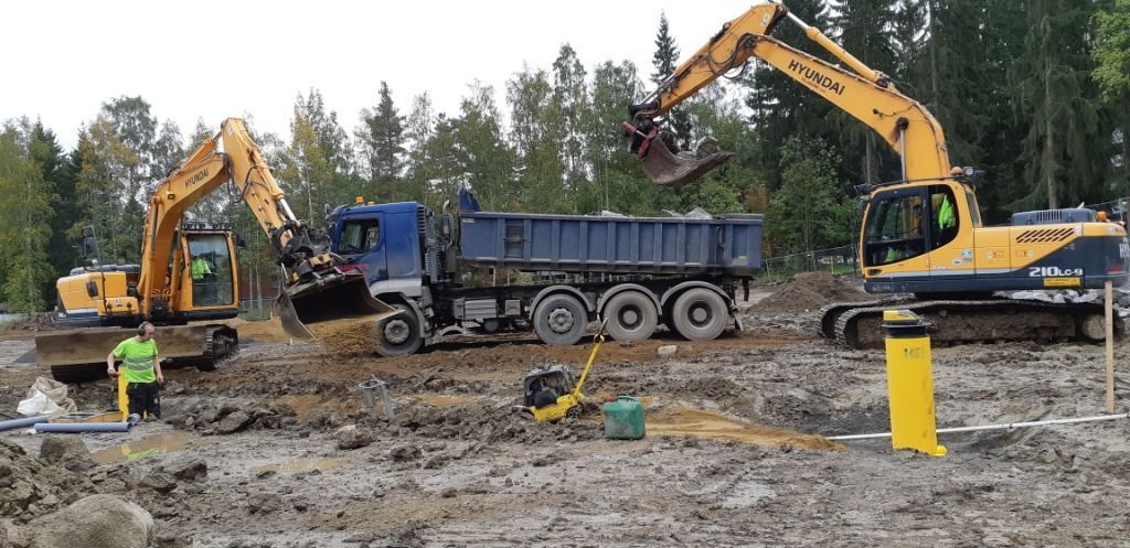 
2 kpl Hyundai + SISU
2 kpl Hyundai + SISU