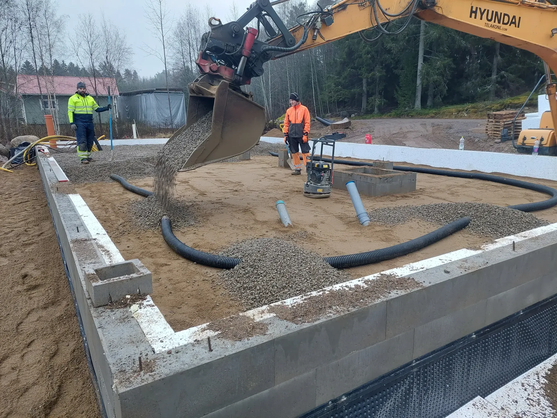 Talon pohjan tekoa Janakkalassa