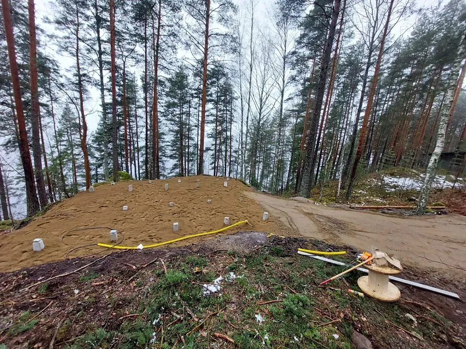 Mökin pohja korkealla kalliolla