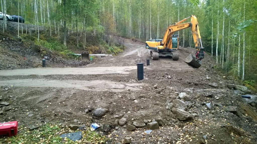 Mökkipohjan teko jyrkässä rinteessä