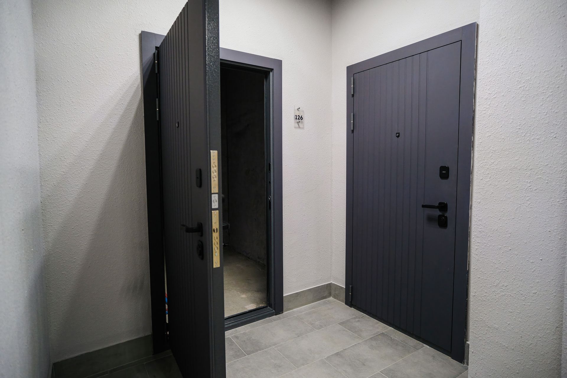 Une porte fermée et une porte ouverte