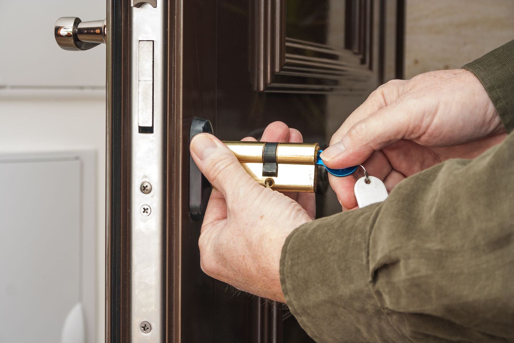 Remplacement du barillet de la serrure d'une porte d'entrée