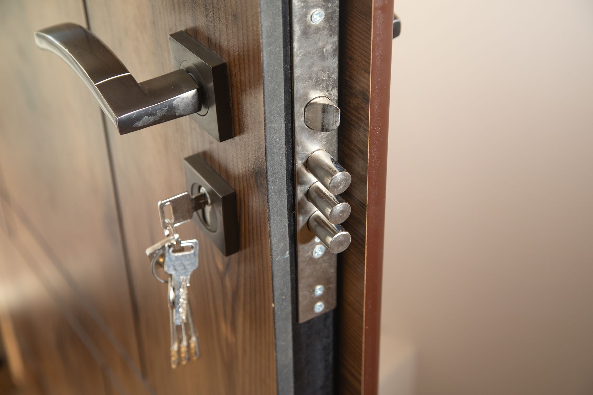 Gros plan sur la serrure d'une porte d'entrée blindée