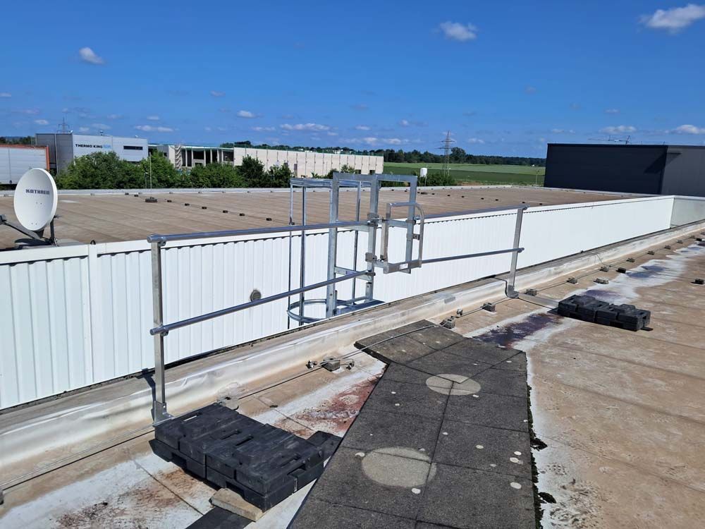 Auf dem Dach eines Gebäudes steht eine Leiter.