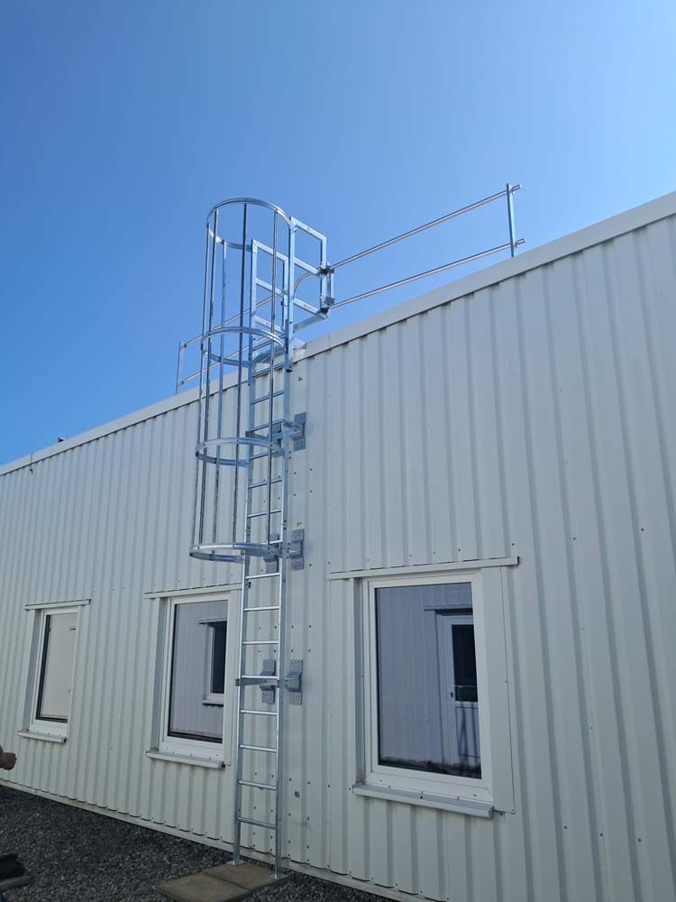 An der Seite eines Gebäudes ist eine Leiter angebracht.