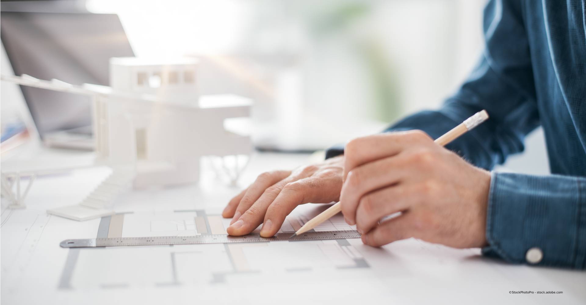 Mitarbeiter von Ingenieurbüro JM zeichnet Bauplan