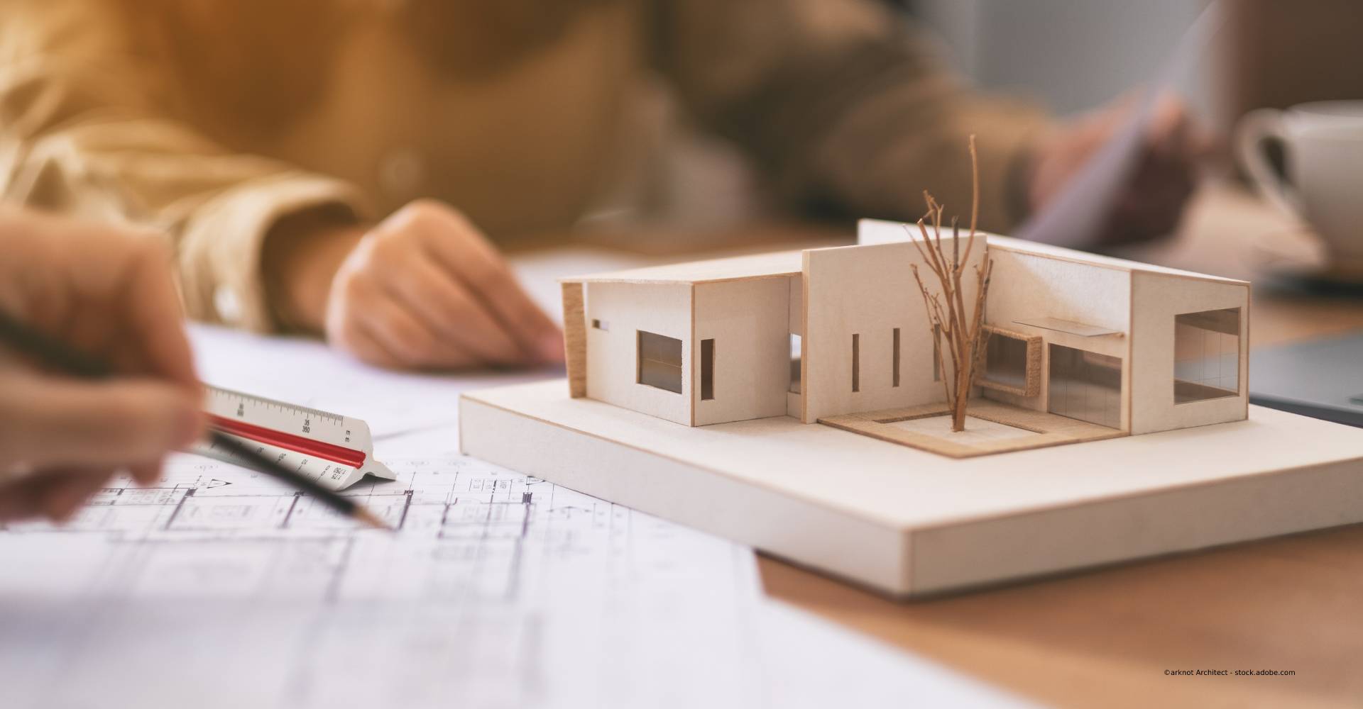 Mitarbeiter und Baumodell von Ingenieurbüro JM