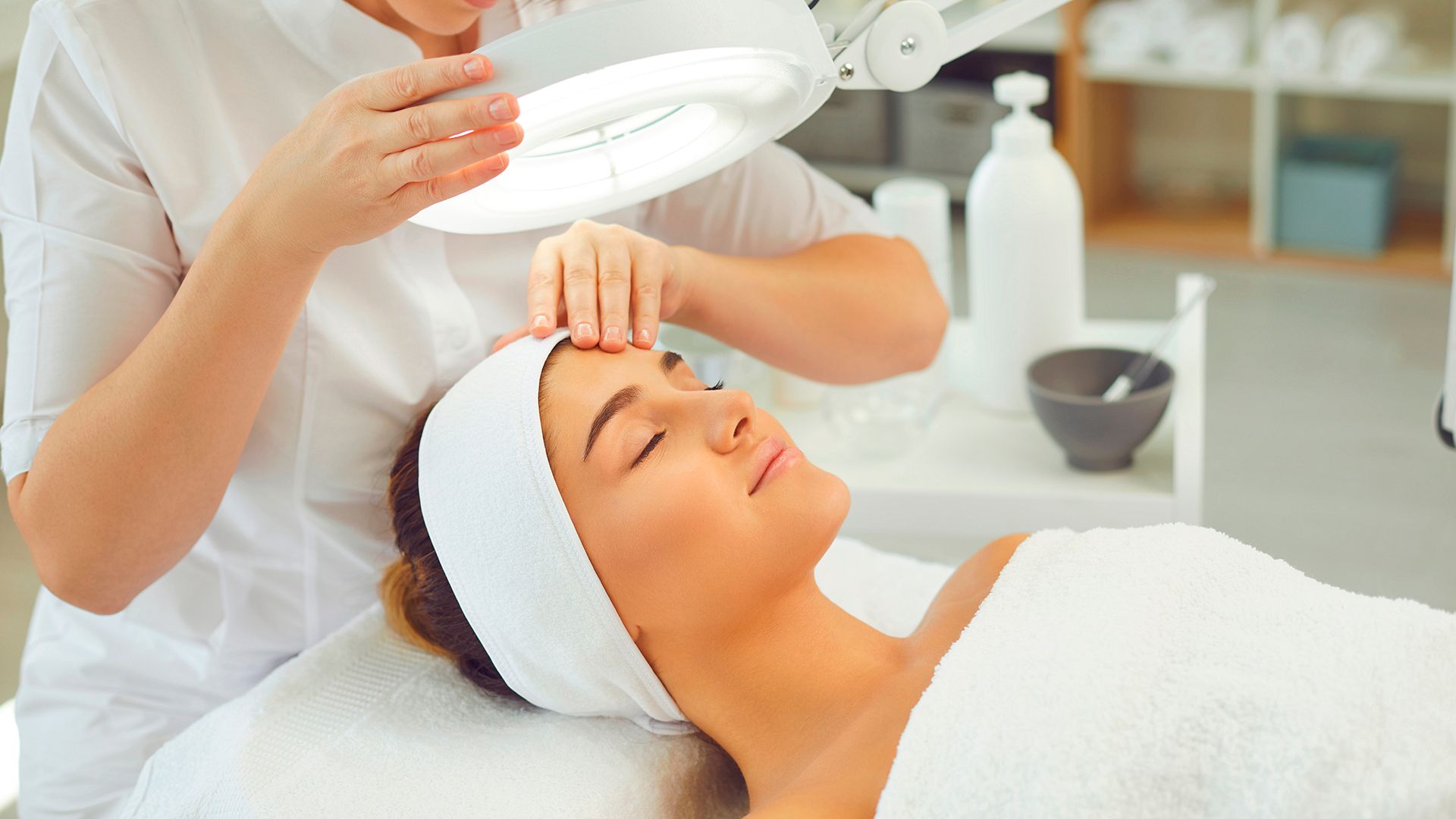 Una mujer está recibiendo un tratamiento facial en un spa.