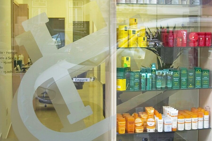 Vitrine com prateleiras exibindo diversos produtos coloridos para cabelo e cuidados com a pele.