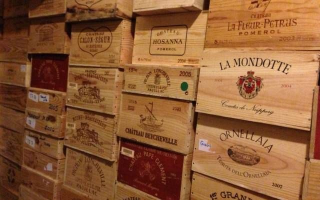 Un tas de caisses en bois empilées les unes sur les autres