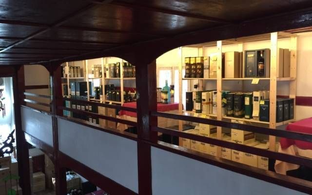 Une pièce avec beaucoup d'étagères et de boîtes dessus