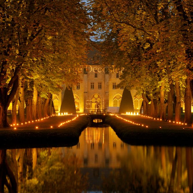 Partie avant d'un chateau avec des illuminations