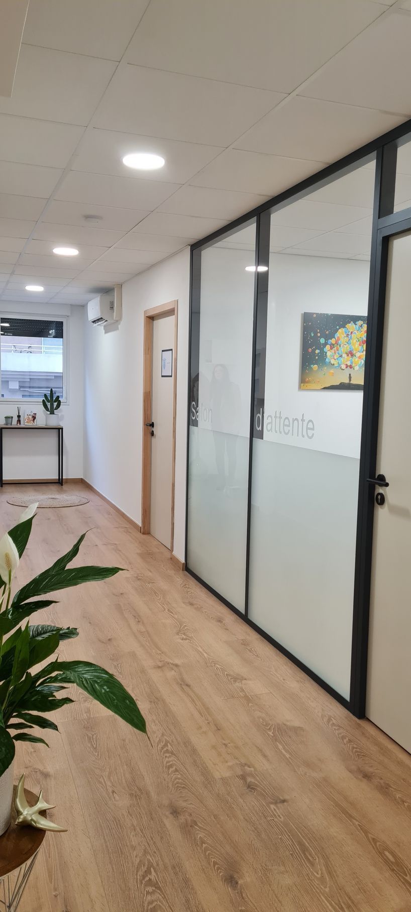 Salle de réunion vitrée toute hauteur avec stores