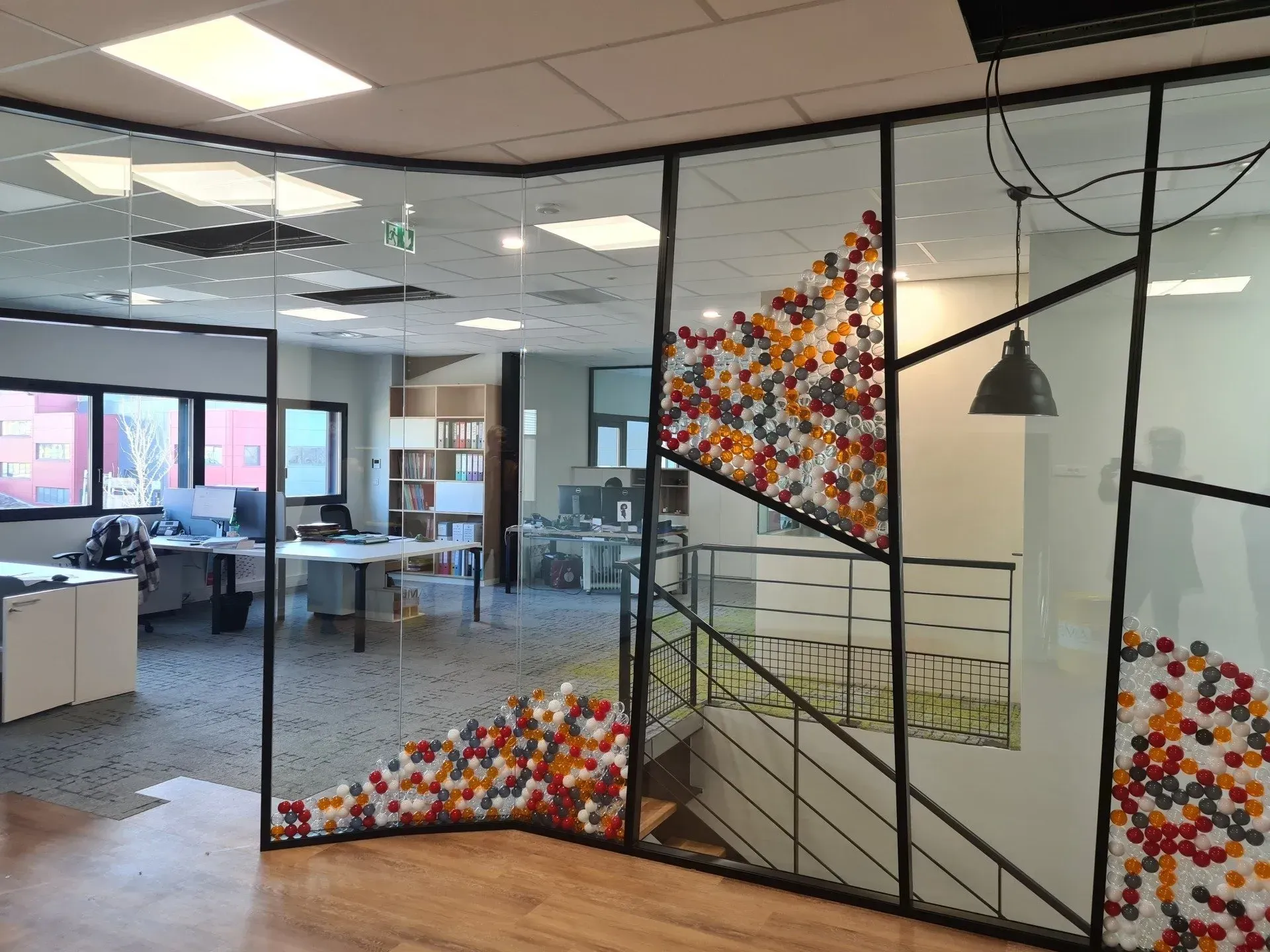 Cloisons vitrées avec stickers décoratifs bulles