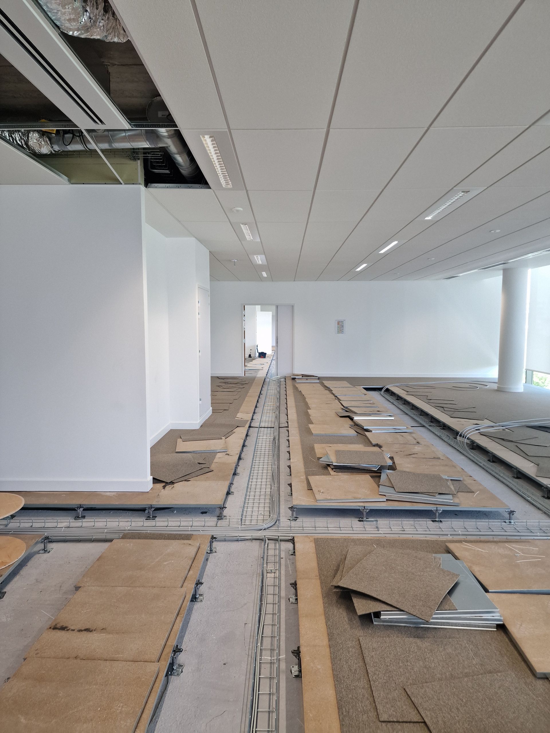 Passage de câbles réseaux sous un plancher technique