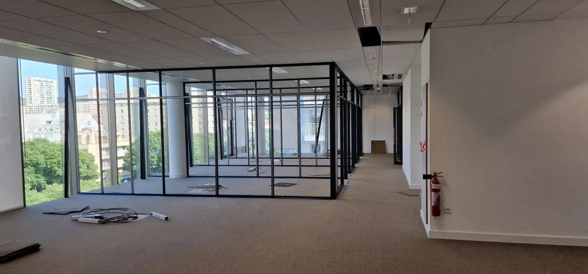 Bureaux comprenant des cloisons modulables en train d'être montées