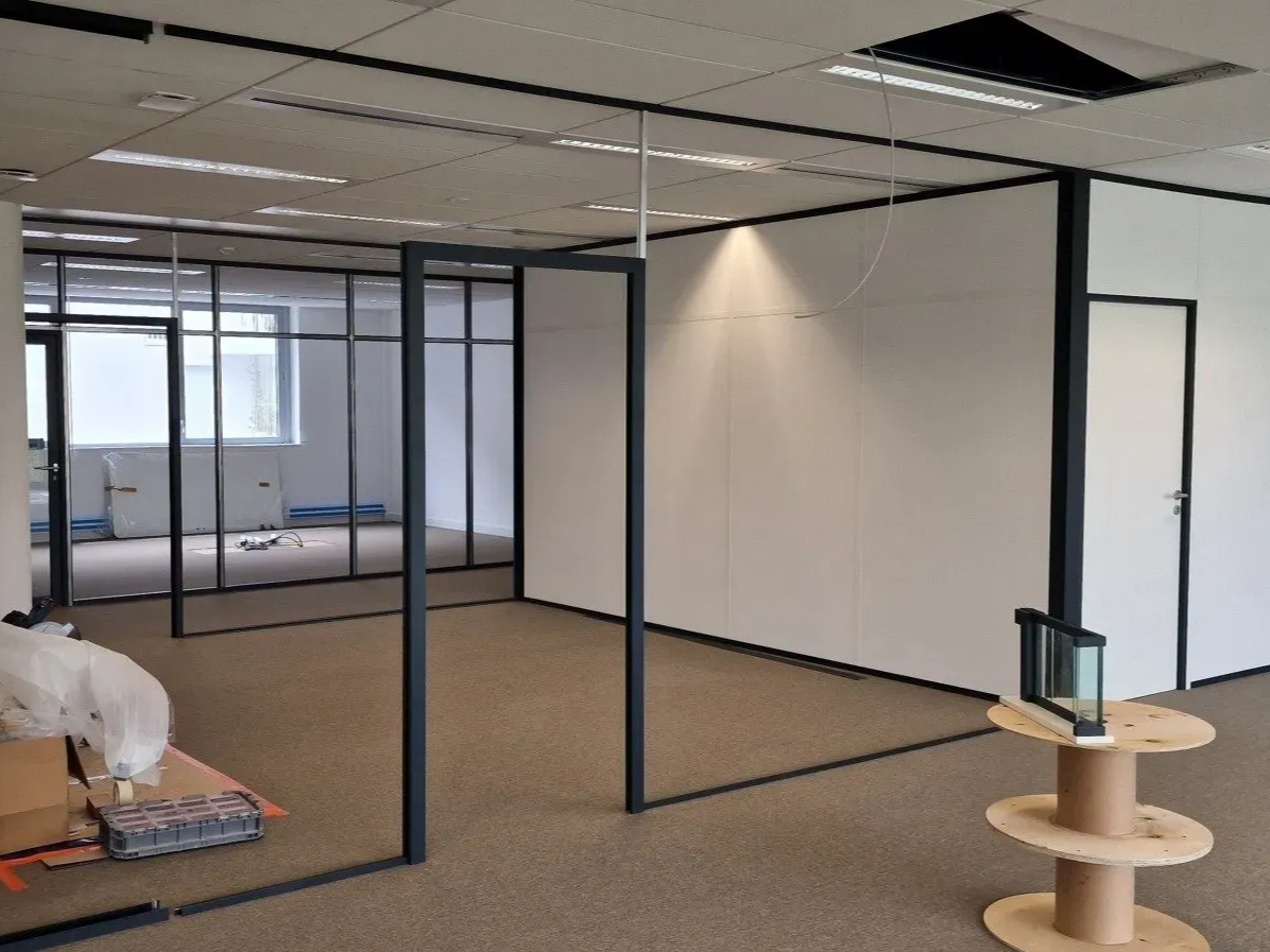 Aménagement d'un espace de bureau en cours