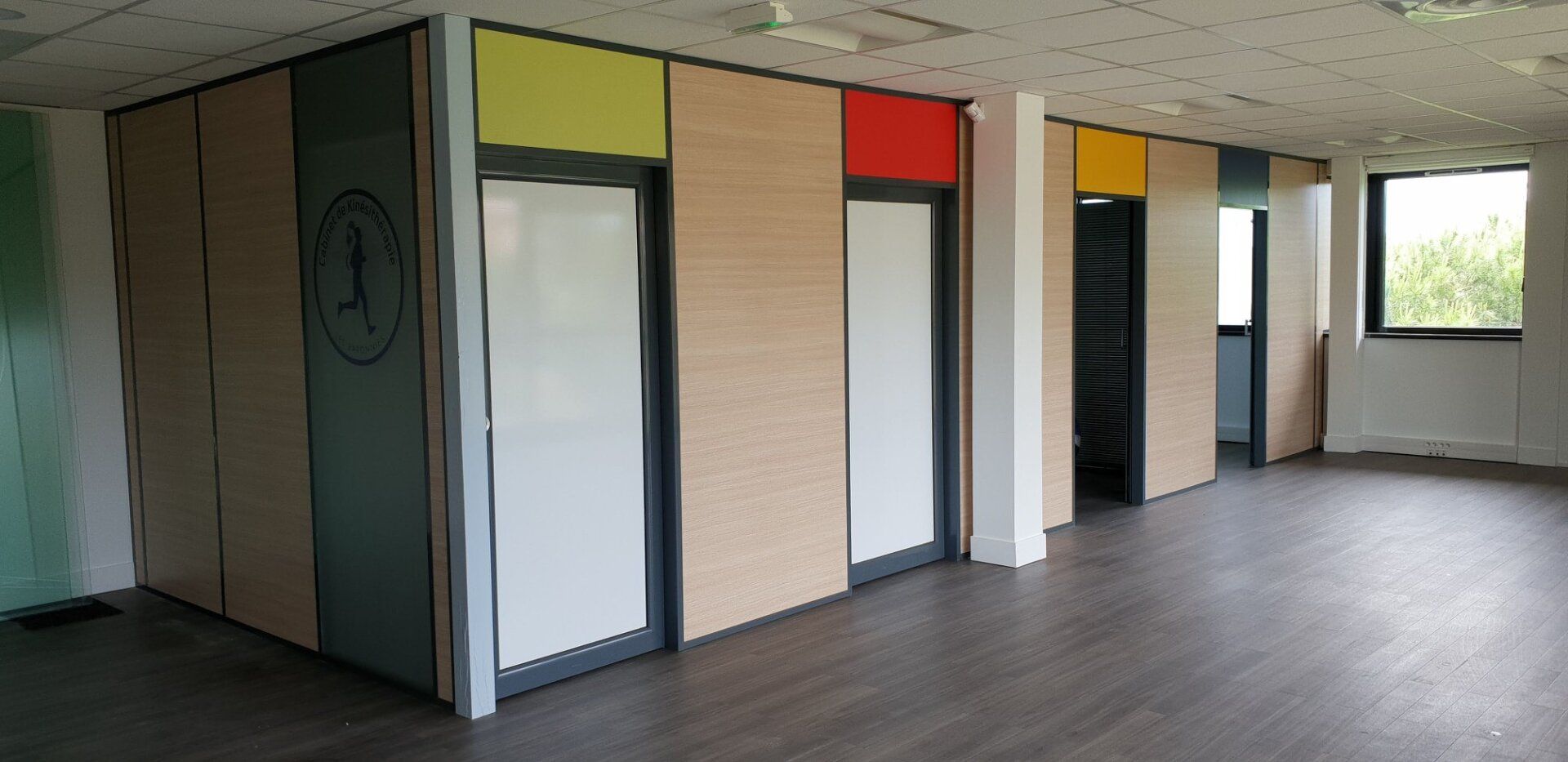 Cloisons de bureaux colorées