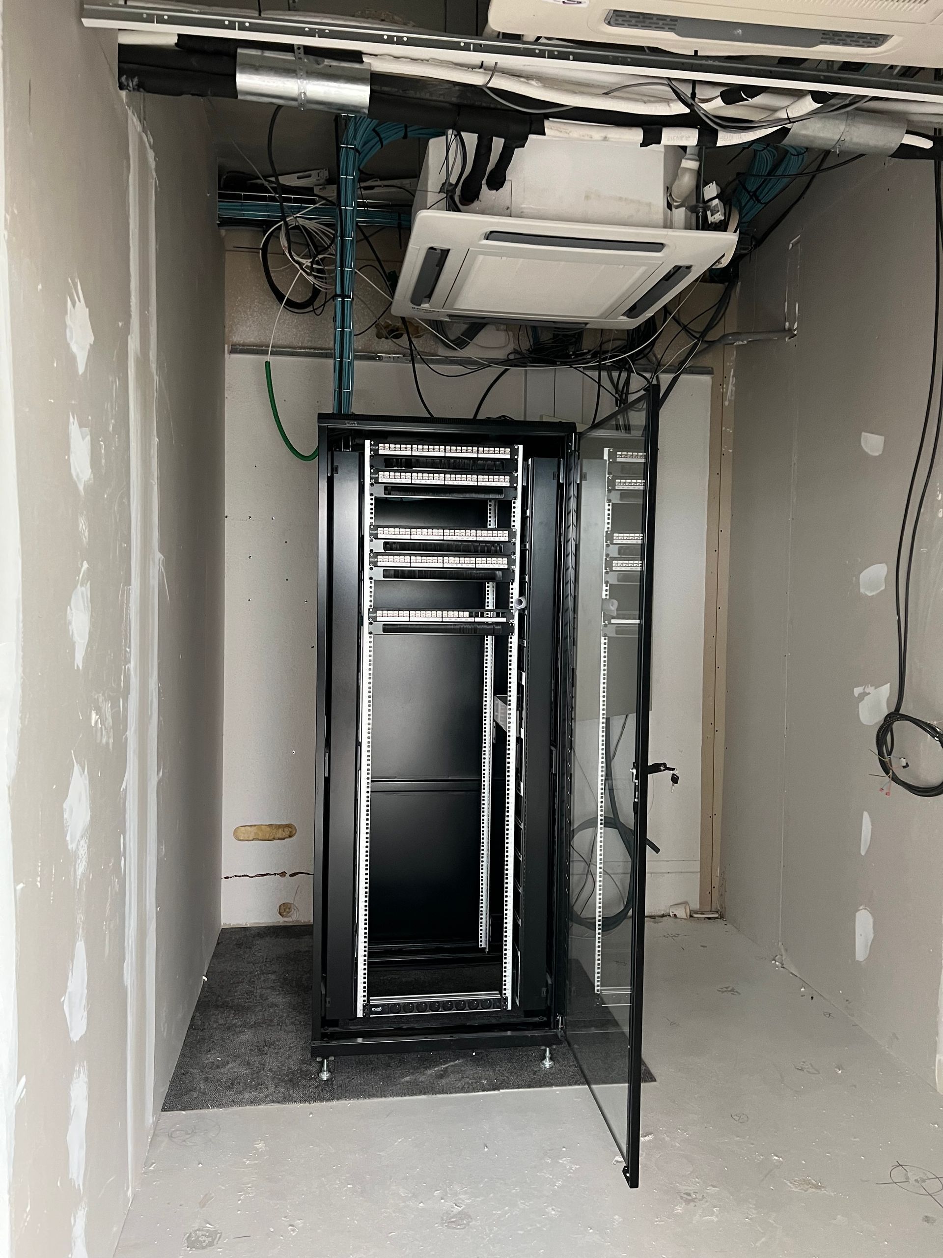 Unité de climatisation en cours d'installation dans un couloir