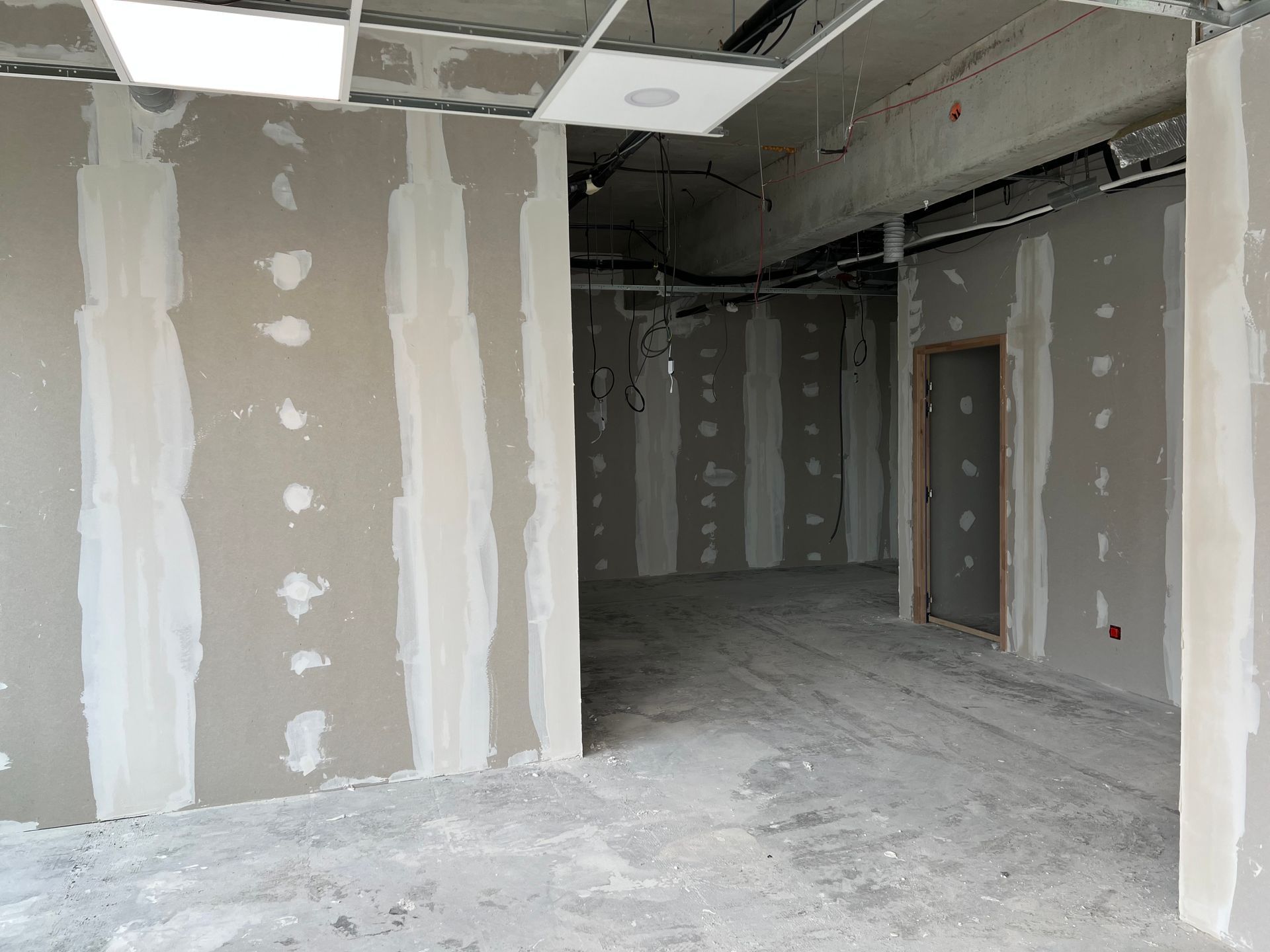 Cloisons vitrées toute hauteur avec stores vénitiens anthracites