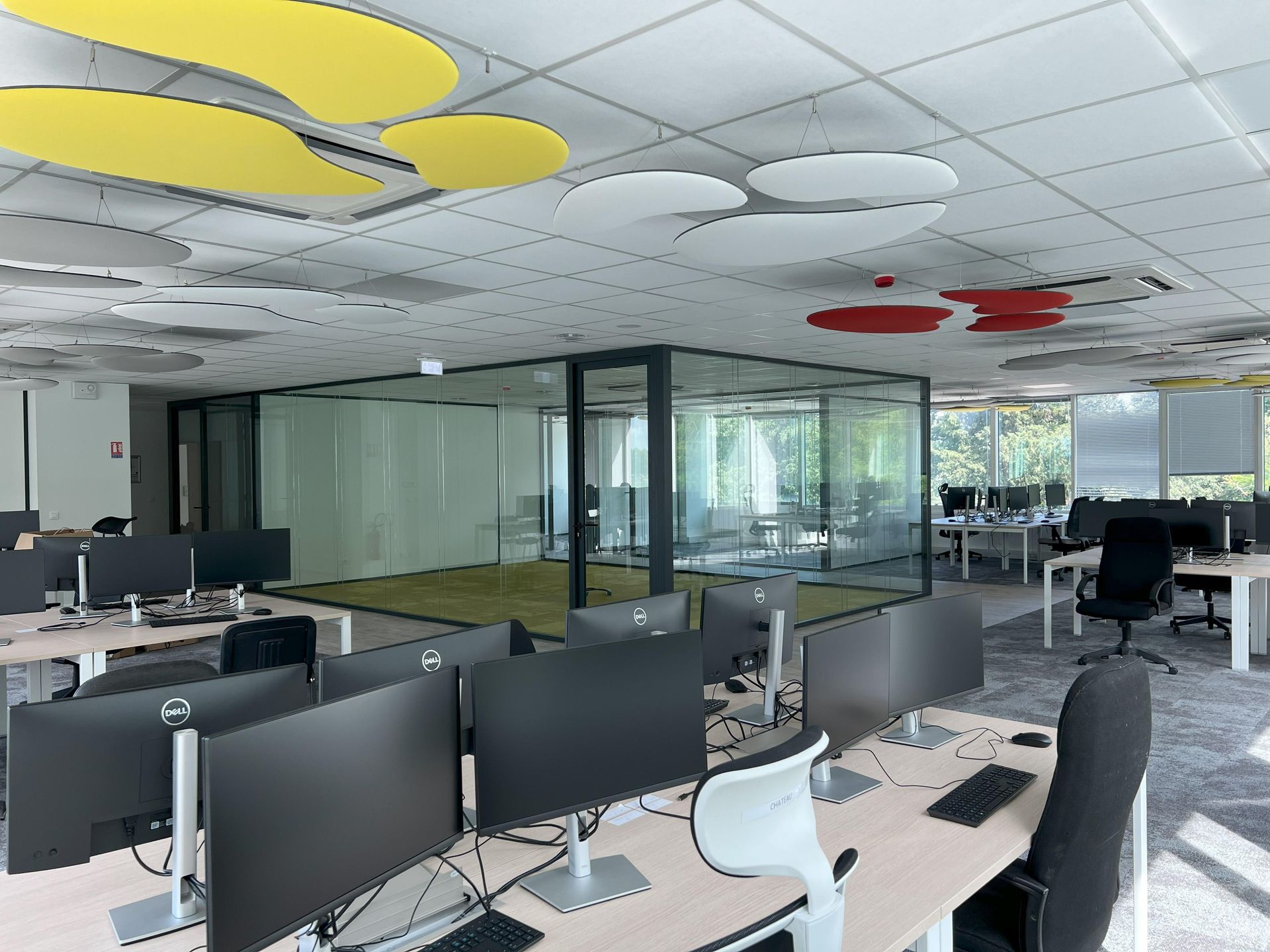 Cloison vitrée dans un bureau