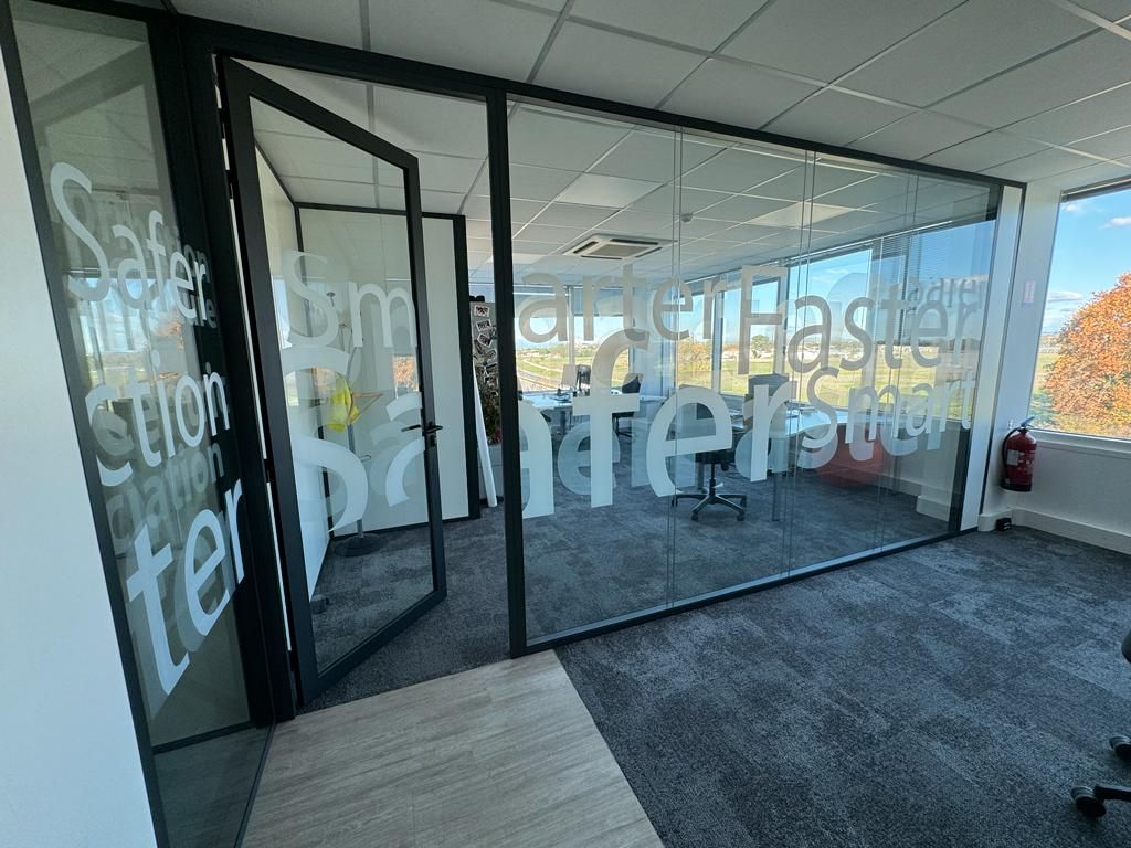 Petite salle avec des cloisons vitrées