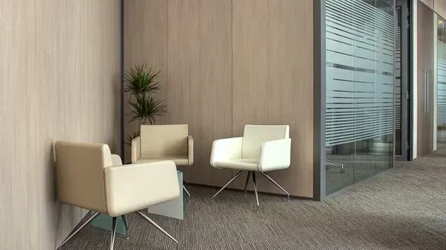 Plusieurs chaises dans salle d'attente