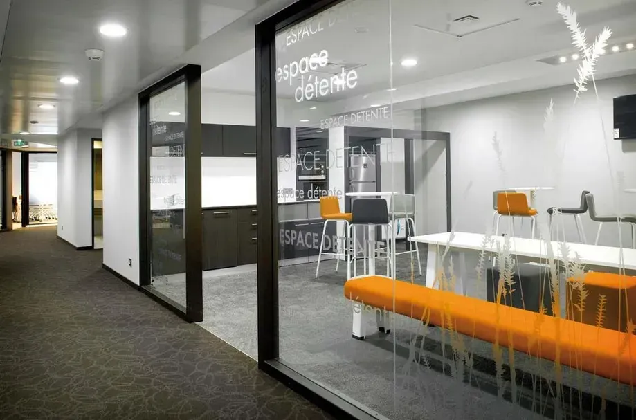 Salle de restauration avec cloisons modulables