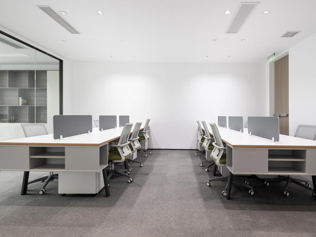 Deux benches avec séparateurs antibruit et sol en moquette