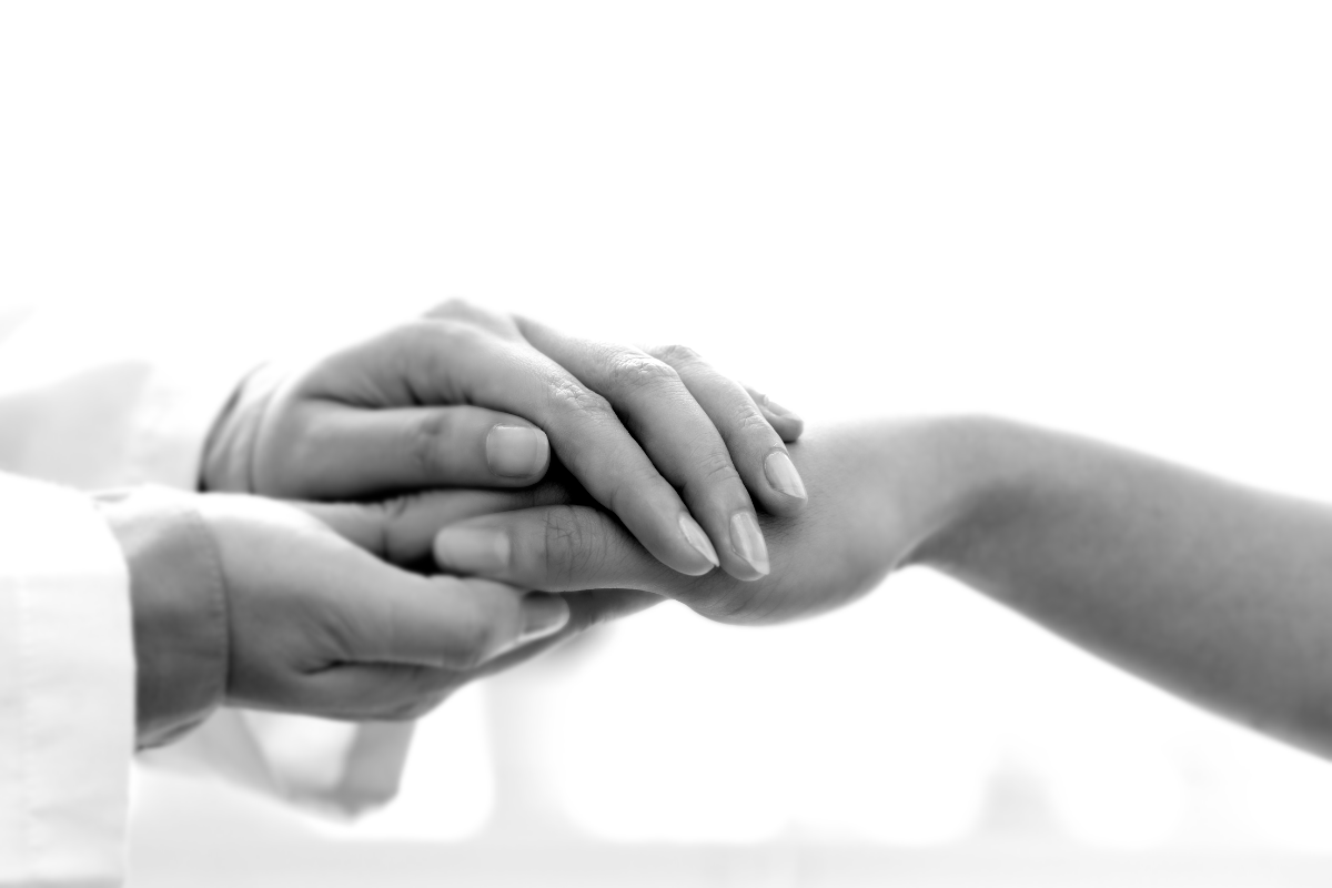 Nainen katsomassa merelle