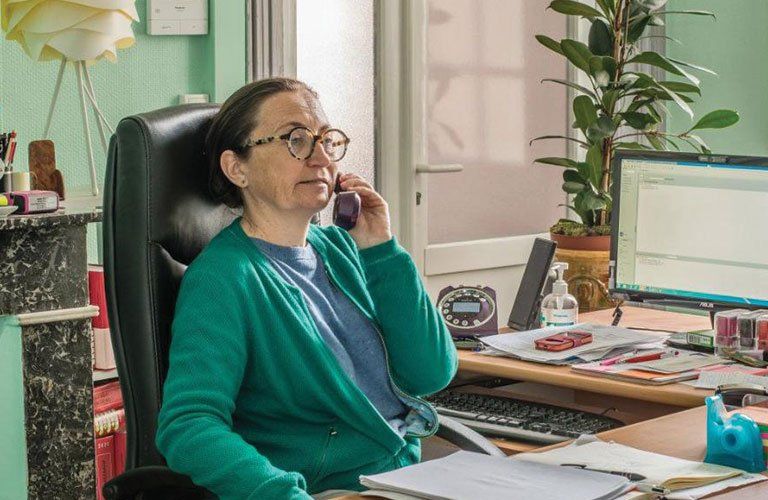 Maître Agnès Tourel au téléphone
