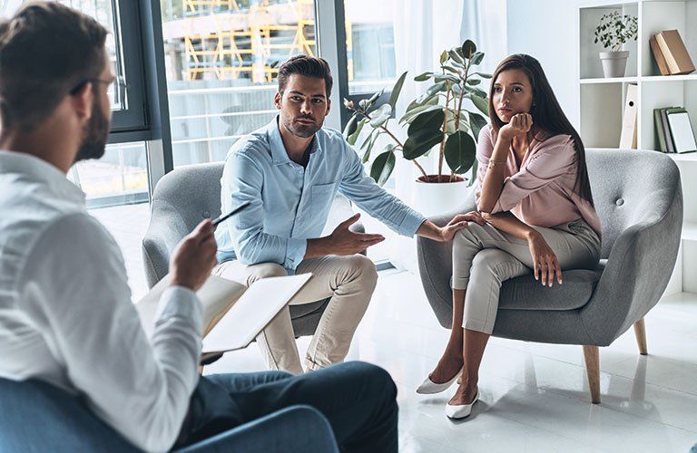 Couple consultant un avocat pour une séparation