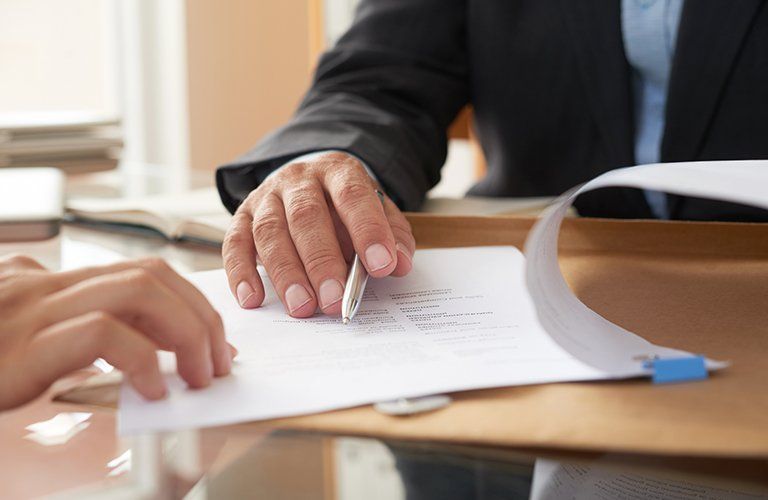 Deux personnes discutant autour d'un contrat