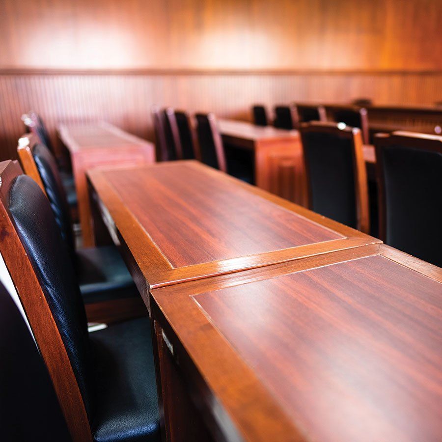 Tables et chaises d'un tribunal