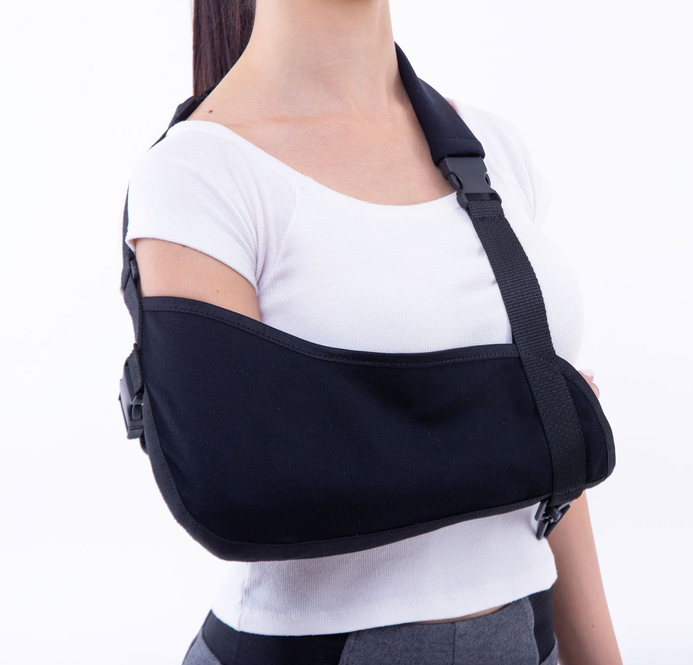 Femme avec le bras droit blessé en écharpe