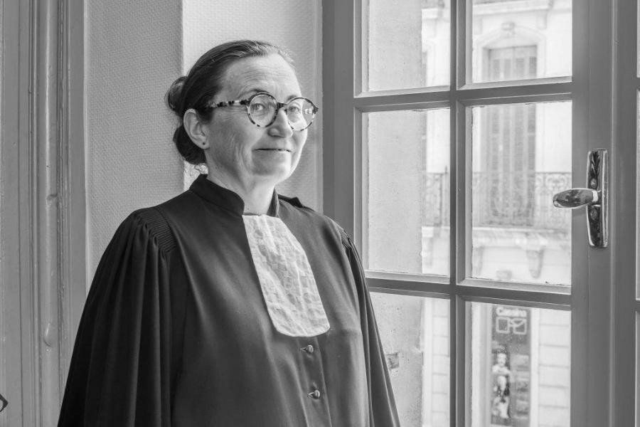 Maître Tourel en robe d'avocat