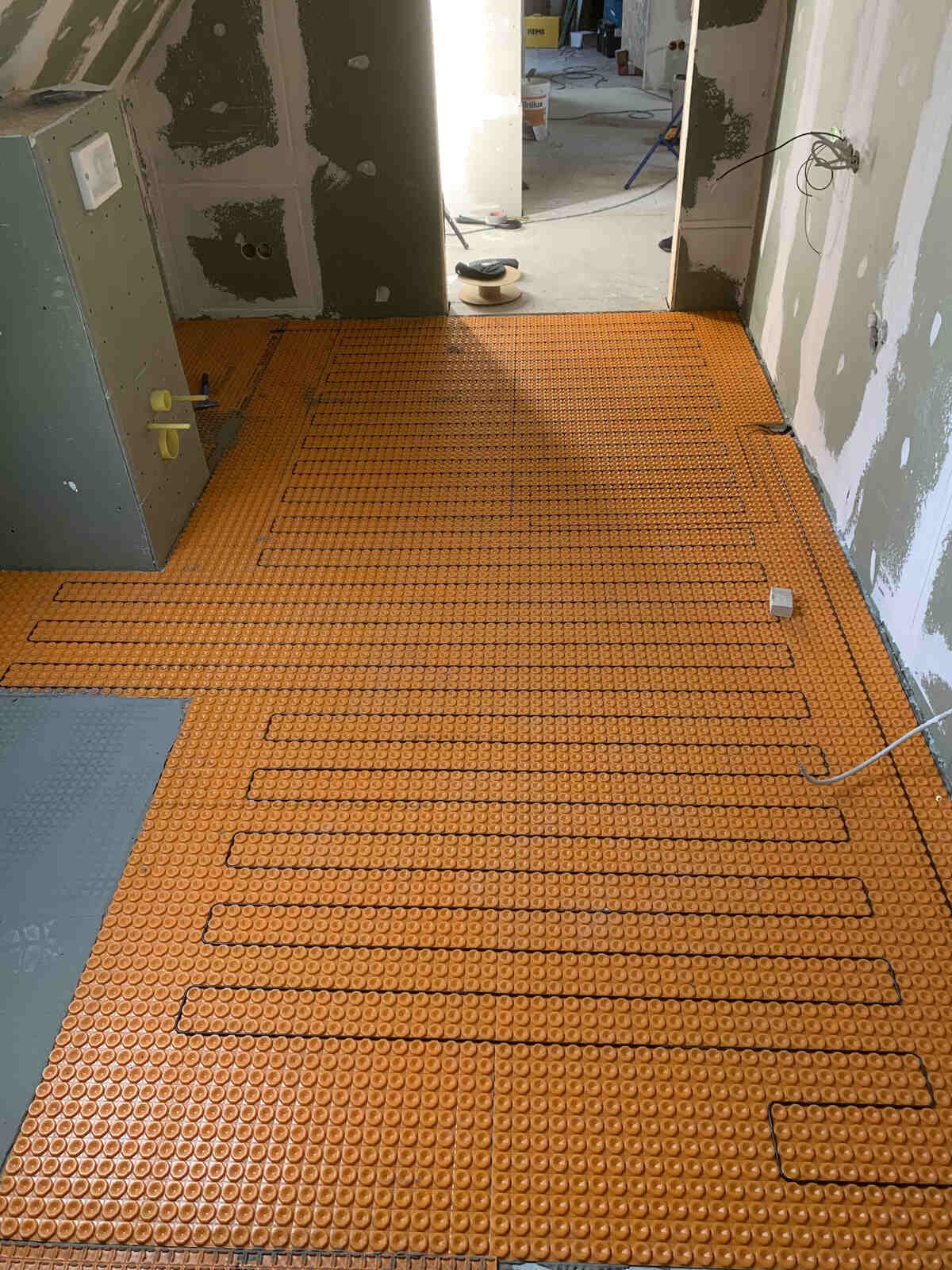 Ein Raum mit einer im Fußboden installierten Heizung.