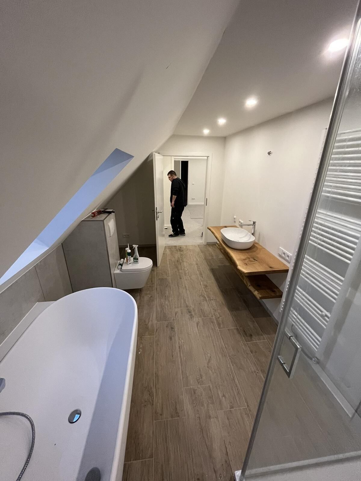 Ein Badezimmer mit Badewanne, Waschbecken und Toilette.