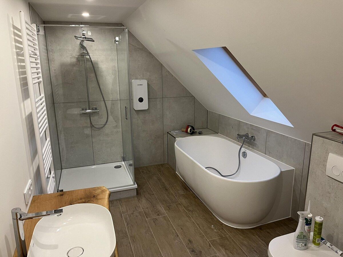 Ein Badezimmer mit Badewanne, Waschbecken und Dusche.