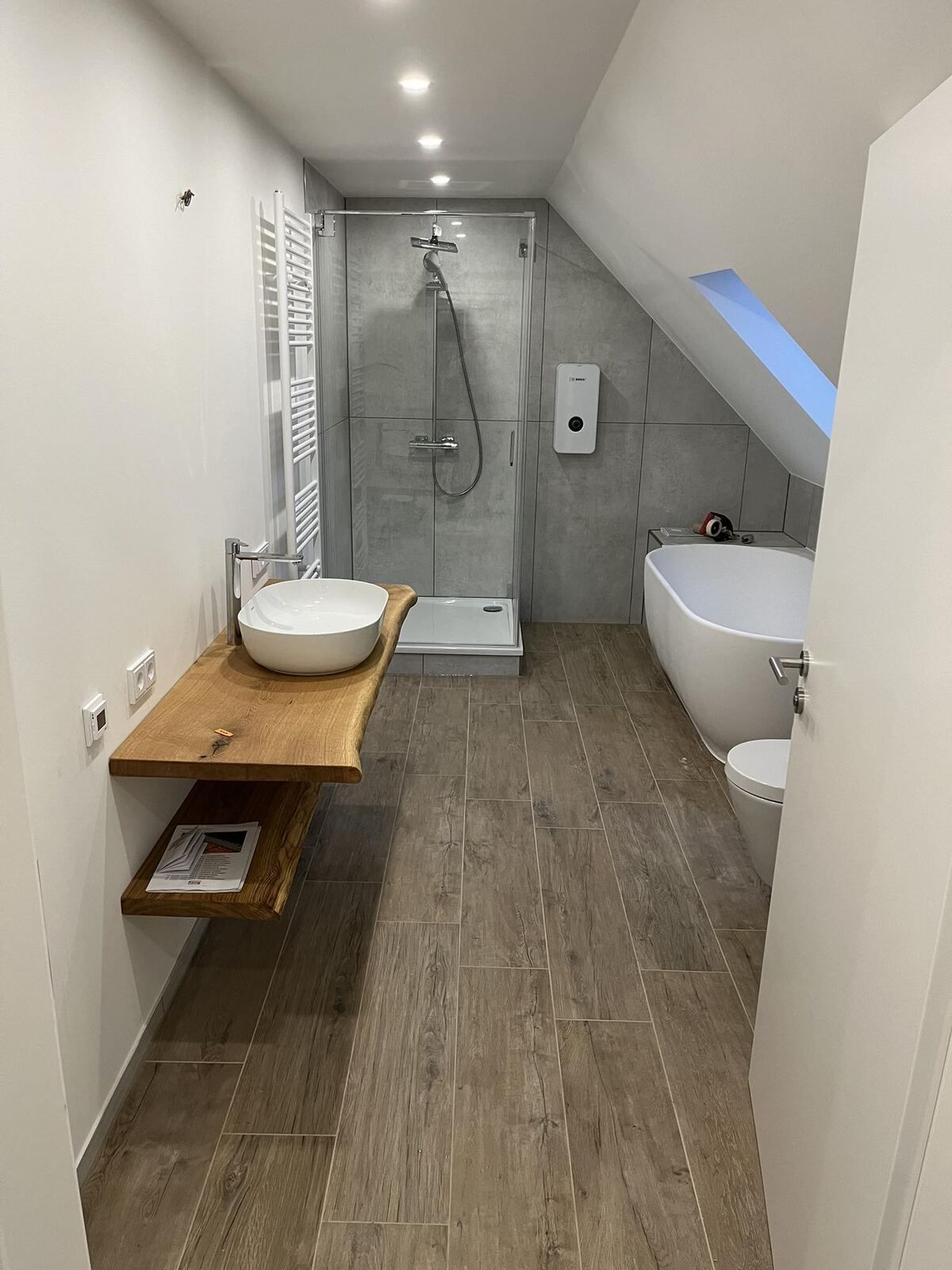 Ein Badezimmer mit Waschbecken, Toilette, Badewanne und Dusche.