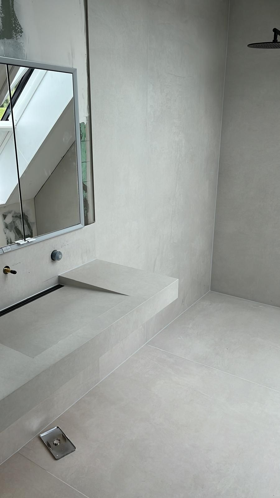 Ausschnitt Badezimmer mit Dusche, Toilette und Heizung