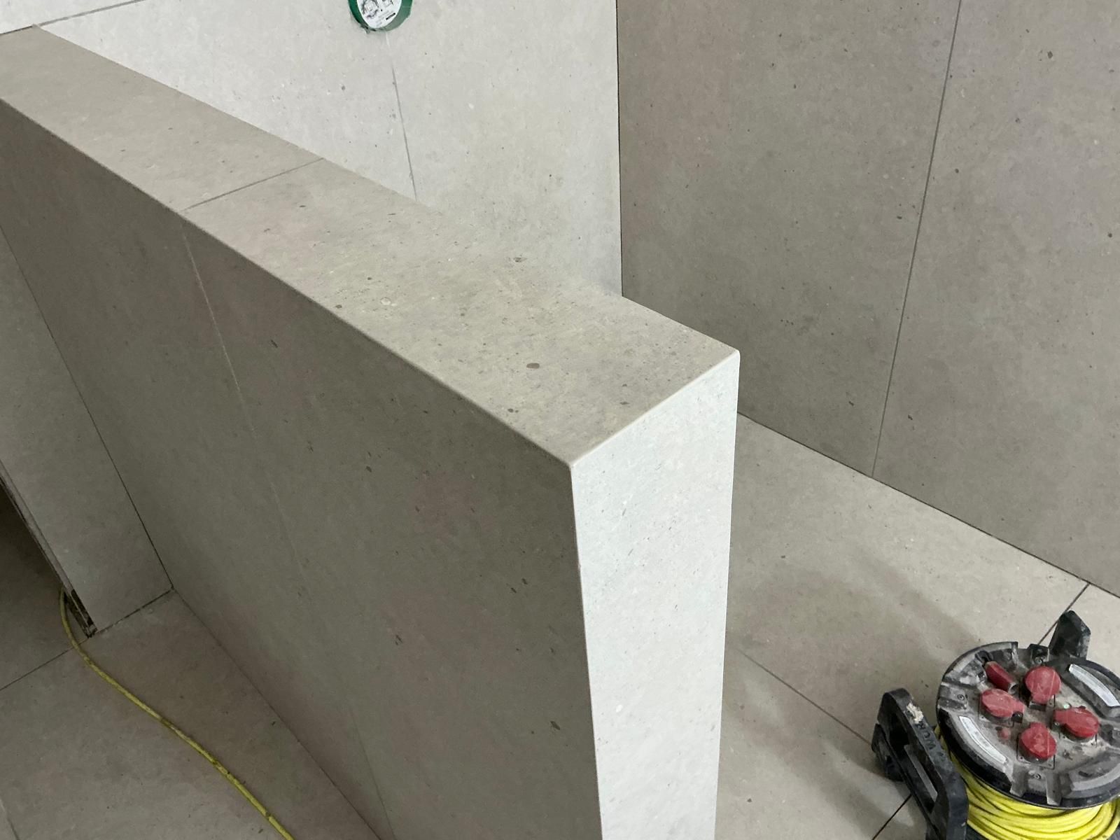 Ausschnitt Badezimmer mit Dusche, Toilette und Heizung